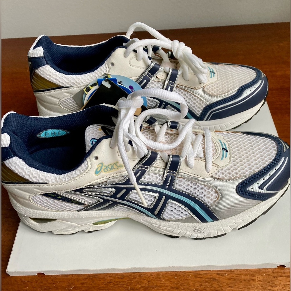 ASICS GT-2199 *NEW With tags* Women’s 9.5
